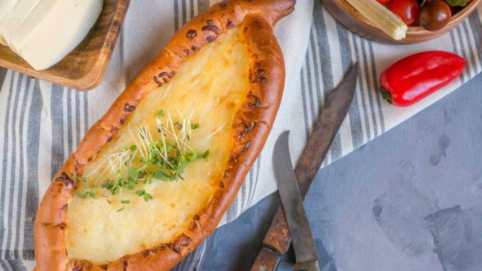 Barchette di pane senza lievito | Specialità tipica georgiana con formaggio