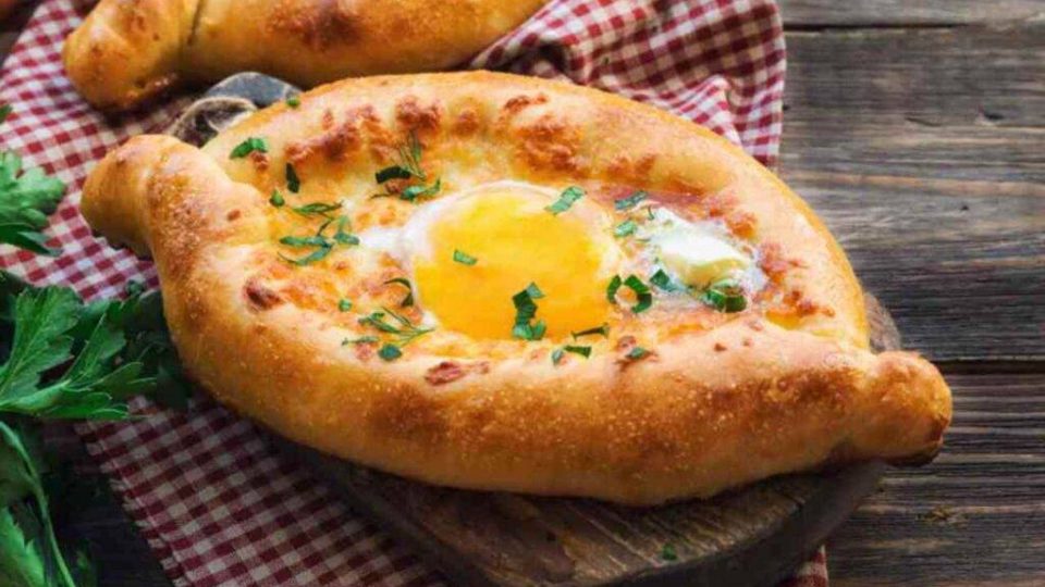 Barchette di pizza con uovo e formaggio | Invitanti, facili e stuzzicanti