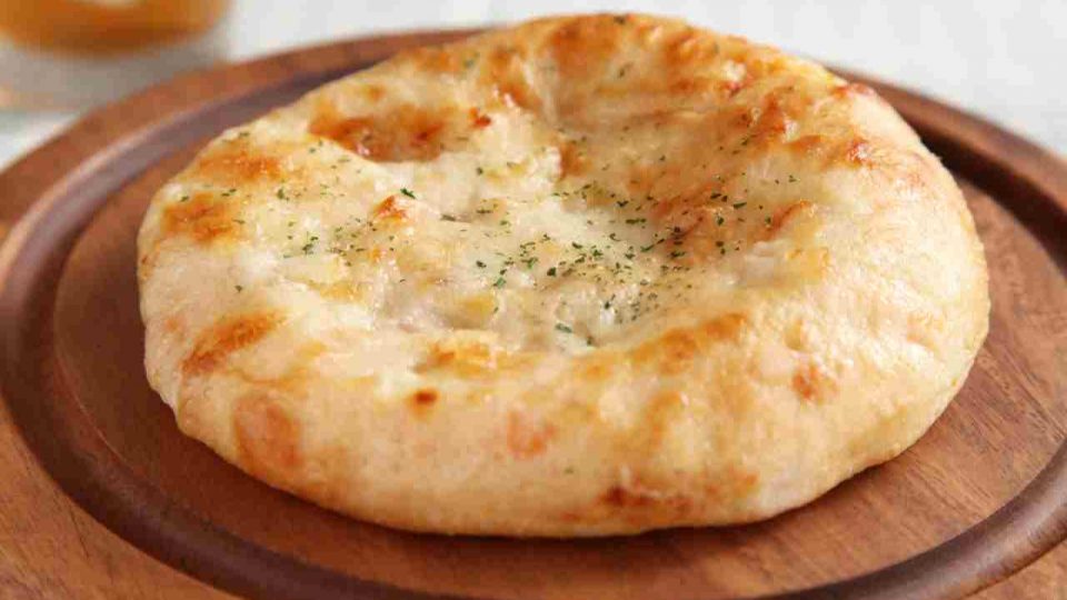 Cheese naan, pane indiano al formaggio fatto in casa