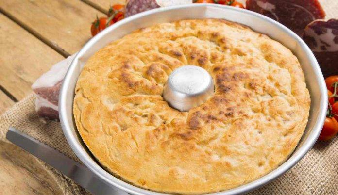 Ciambella salata di patate | Ricetta svuotafrigo morbida