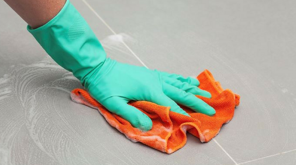 Come rimuovere lo stucco dalle piastrelle: 3 soluzioni efficaci