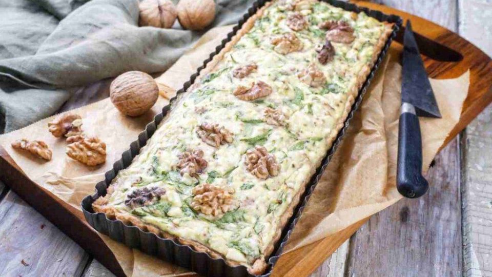 Crostata salata ricotta spinaci e noci | Perfetta per occasioni speciali