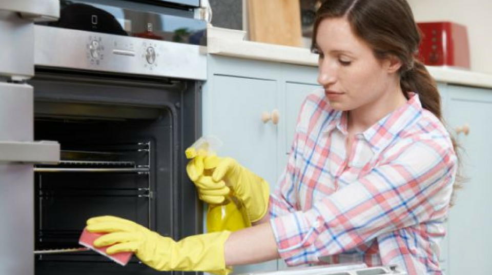 Come pulire il forno in modo naturale: 7 soluzioni semplici e veloci