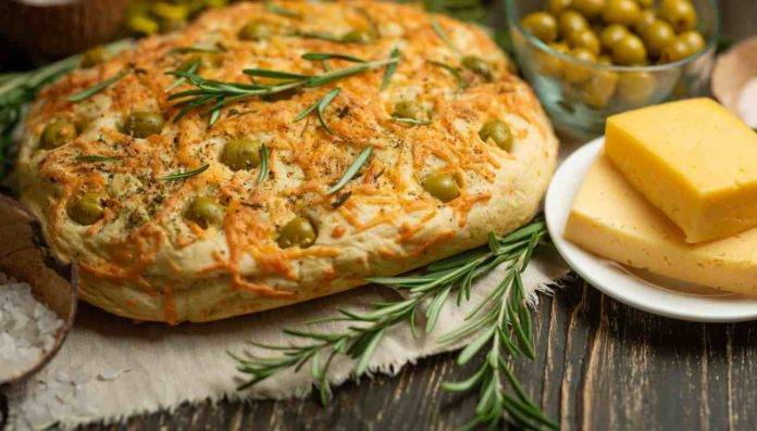 Focaccia al formaggio olive e rosmarino | Leccornia salata e golosa