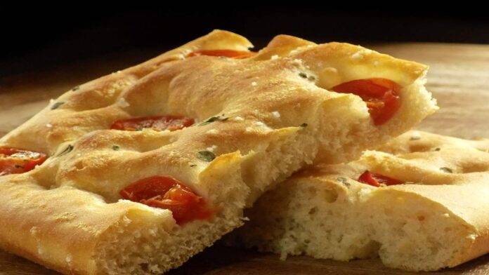 Focaccia al pomodoro con lievito istantaneo | Per una cena improvvisa