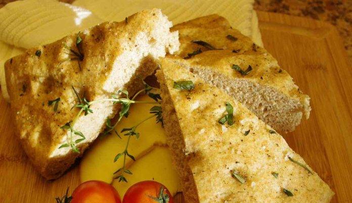 Focaccia con fiocchi di patate | Croccante fuori e morbida dentro