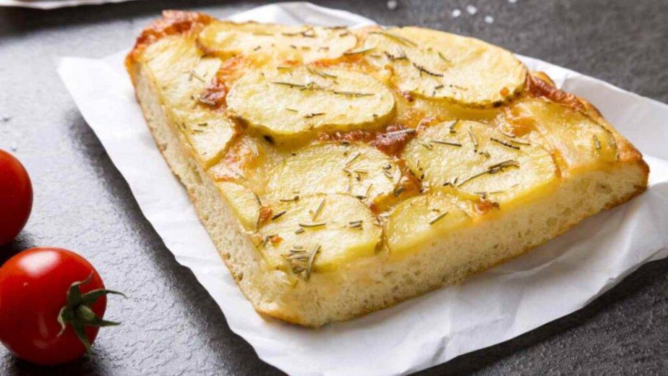 Focaccia con le patate a lievitazione istantanea | Ricetta furba per una cena veloce e golosa