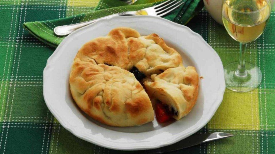 Focaccia furba mozzarella e salame | Semplicemente fantastica cotta in padella