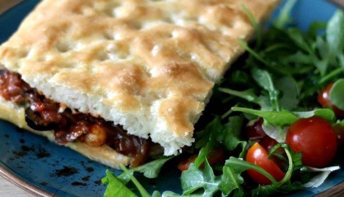 Focaccia in padella ripiena di parmigiana | Veloce e gustosa