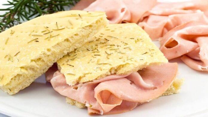 Focaccia ripiena con mortadella e non solo | Scopri la ricettasprint