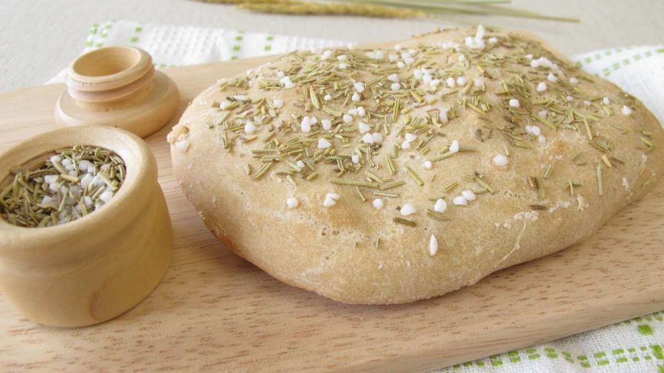 Impasto per focaccia di farro, base leggera per tante ricette fantasiose