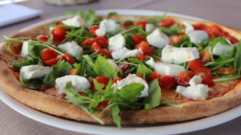 Pizza Margherita con rucola | Buona con i pezzi di mozzarella e pomodoro