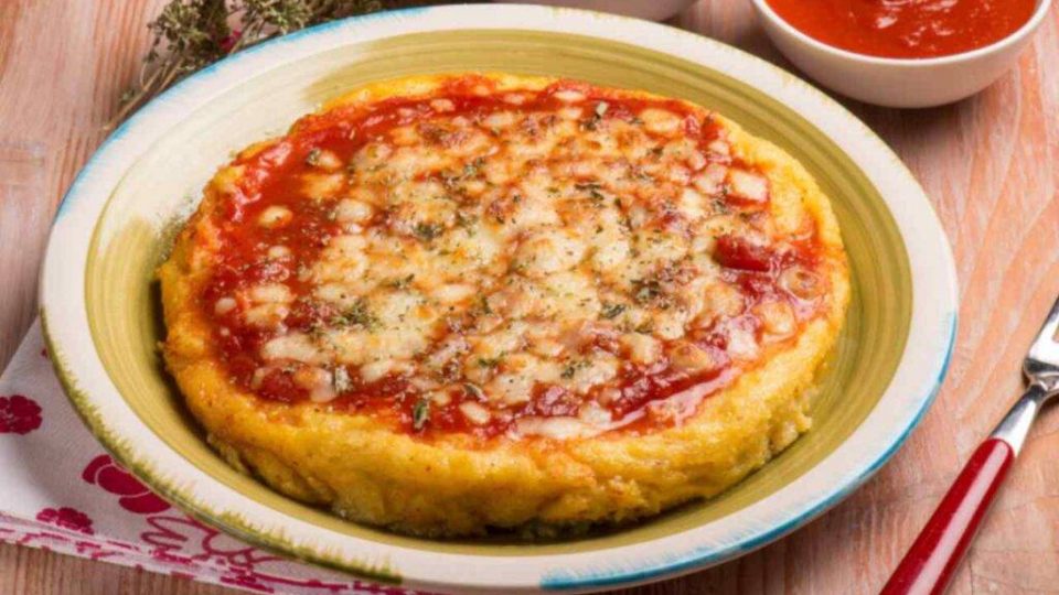 Pizza Margherita di polenta | Ricetta riciclo invitante, veloce e gluten free