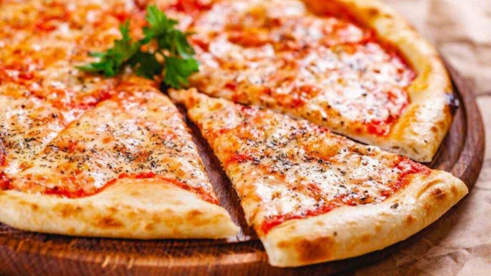 Pizza Margherita leggera | Gustosa e croccante con l’impasto con latte di riso