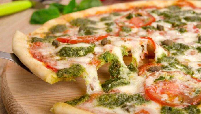 Pizza al pesto genovese filante l Ricetta golosa per una pausa tutta italiana