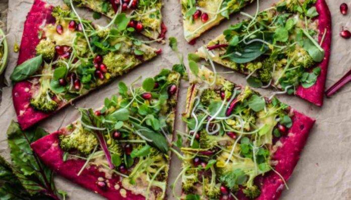 Pizza alla barbabietola con verdure l Appariscente e accattivante
