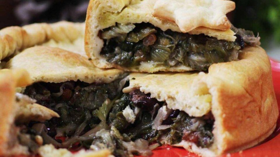 Pizza alla scarola | Leggera, gustosa e accattivante