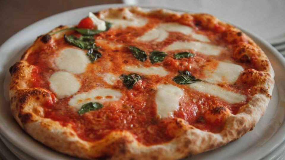 Pizza come in pizzeria | Utilizzando il forno di casa trucchi e ricetta
