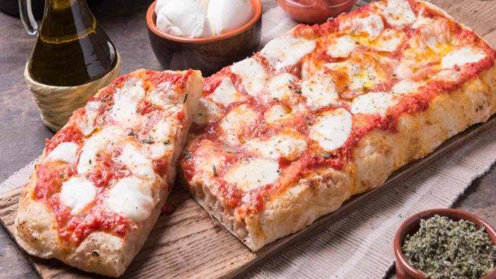 Pizza tutta buchi | Alta idratazione con il lievito di birra