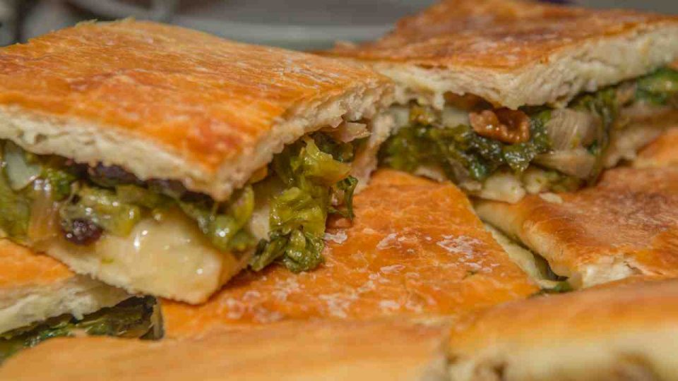 Pizza con la scarola, ricetta tipica napoletana