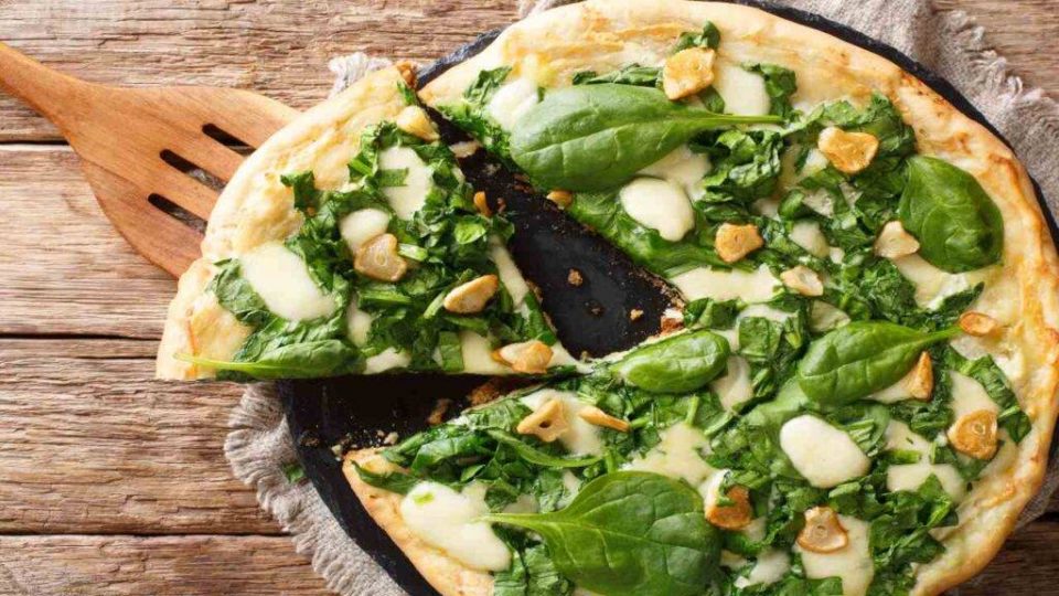 Pizza con spinaci e formaggio | Pronta in pochi minuti perchè non lievita