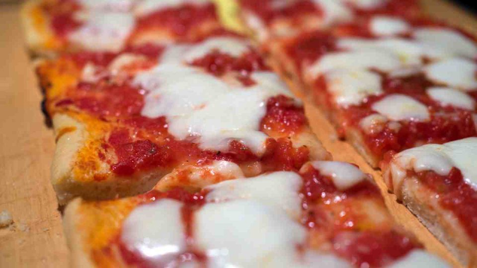 Pizza in teglia, ricetta soffice