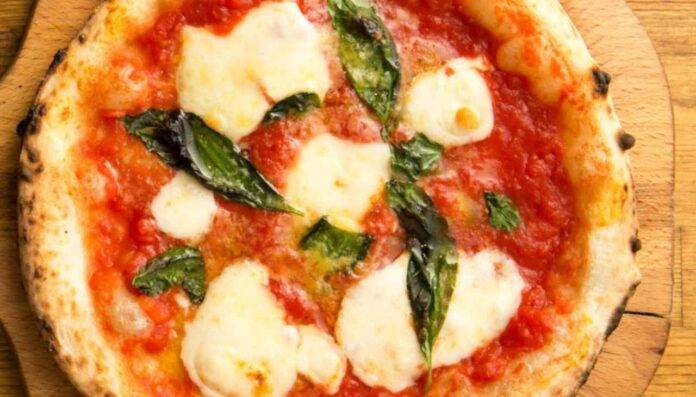 Pizza leggera nuvola | Senza farina, ma comunque buonissima