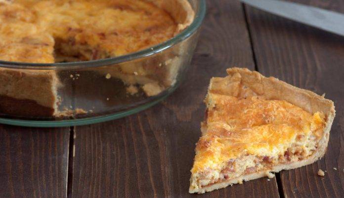 Pizza ripiena con stracchino e salsiccia | Tutta da gustare