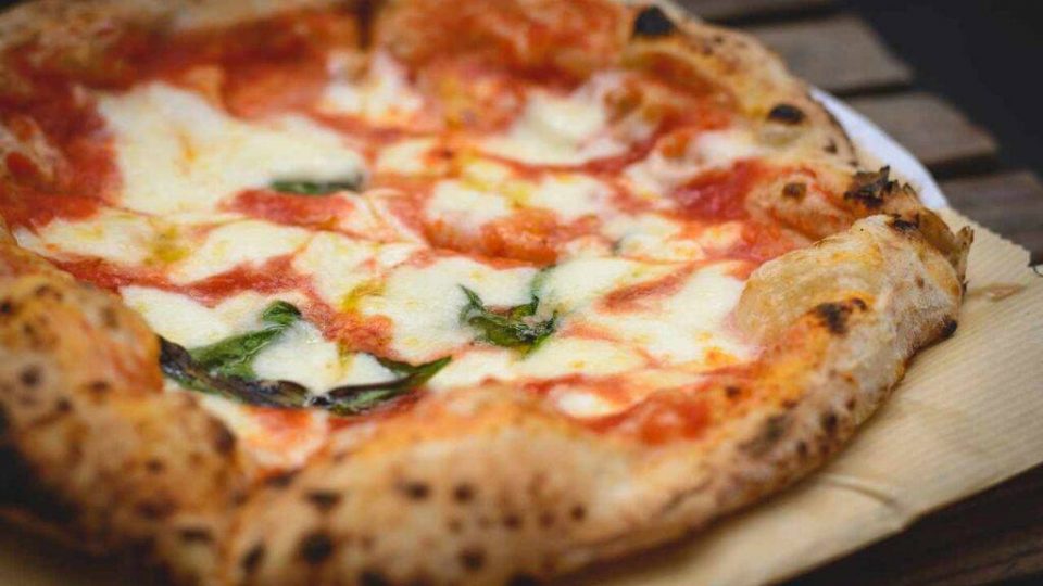 Pizza sottile e con il cornicione arioso | Trucchi e ricetta favolosa