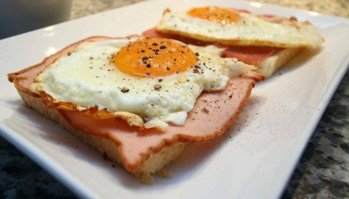 Pizzette di pane carrè prosciutto uovo | Pronte in poco tempo e buone