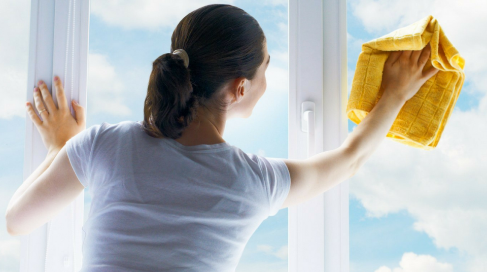 Come pulire vetri e specchi senza aloni: 5 soluzioni naturali e rapide