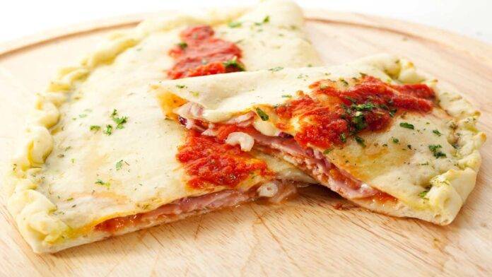 Pizza farcita con provola e prosciutto | Veloce perchè l’impasto non lievita