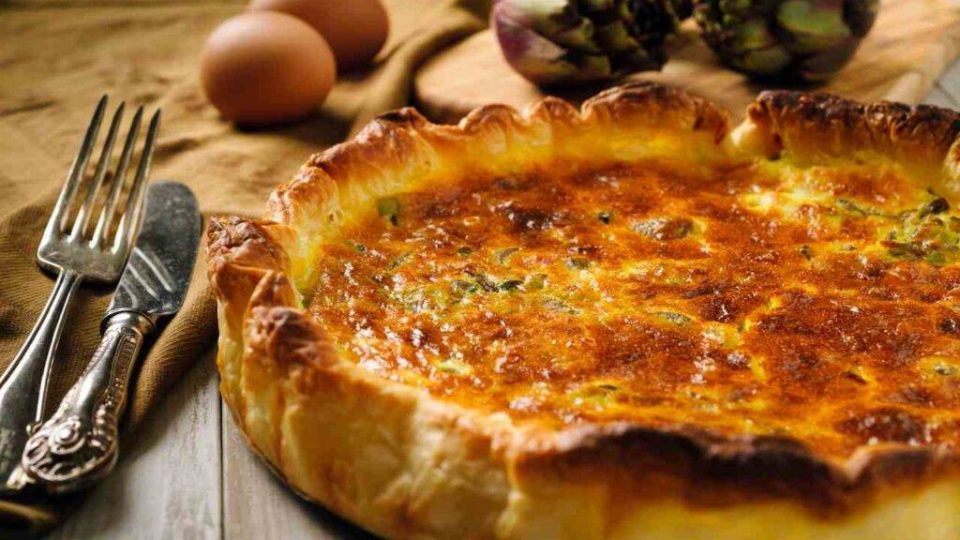 Rustico di sfoglia con carciofi besciamella e crudo | Facilissimo
