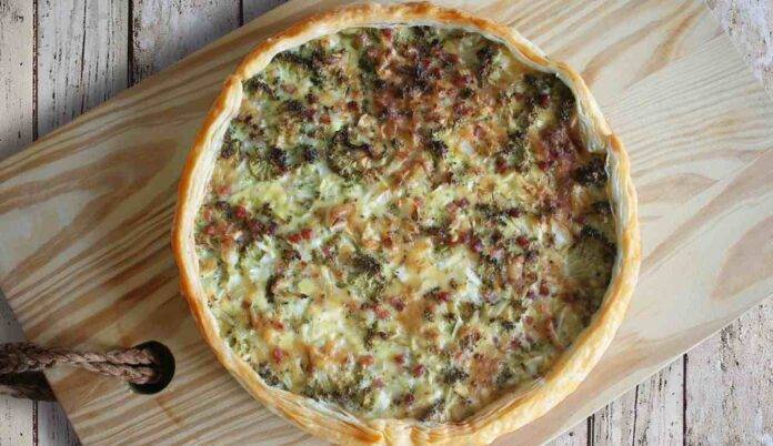 Torta di sfoglia broccoli salsiccia e scamorza | Filante bontà