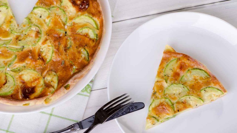 Torta invisibile di zucchine | Delicata e saporita da condividere