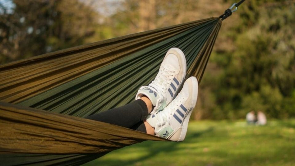 Riciclo creativo: come creare un’amaca con dei jeans inutilizzati