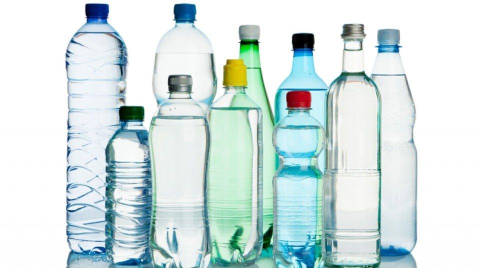 Bottiglie in plastica e vetro: 5 semplici soluzioni naturali per pulirle