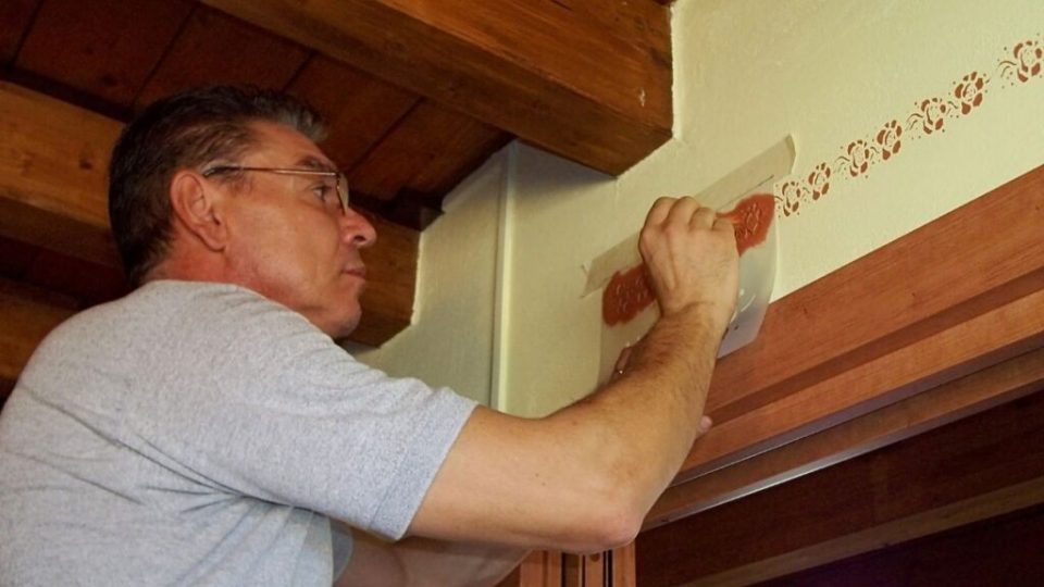 Come fare uno stencil a casa per decorare la parete in modo originale