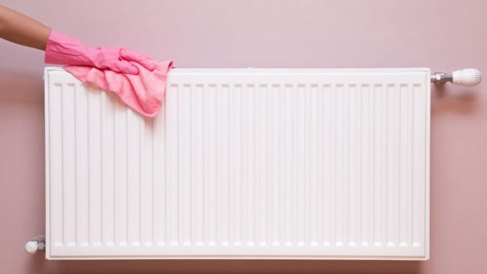 Come pulire i termosifoni e rimuovere la polvere anche dagli angoli più difficili