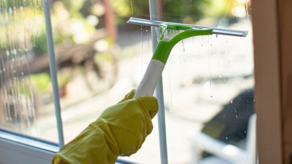 Come pulire i vetri con 10 soluzioni naturali e fai da te
