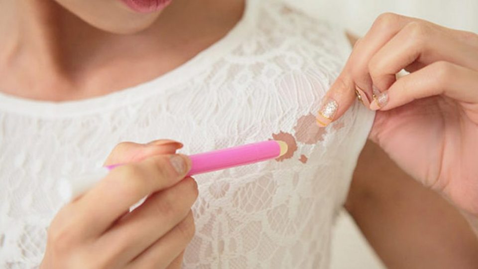 Macchie di fondotinta: 3 soluzioni efficaci per rimuoverle dai vostri capi