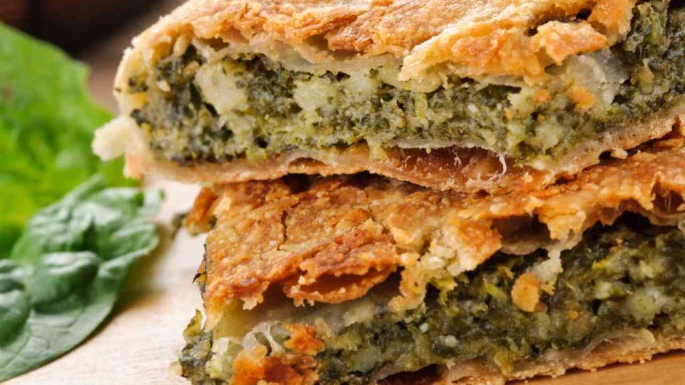 Erbazzone torta salata | Rustico emiliano ripieno di bontà