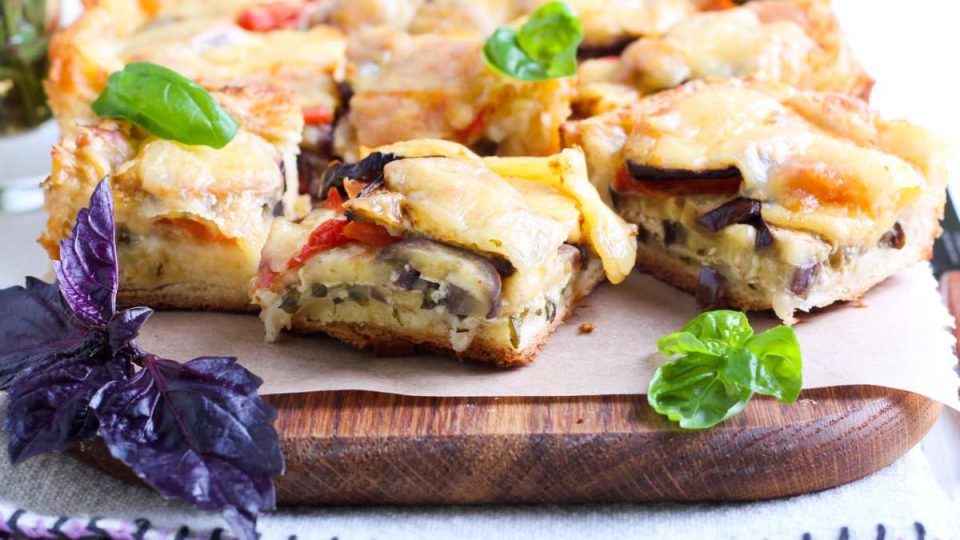 Pizza ripiena di pasta sfoglia con melanzane e mozzarella una vera bontà