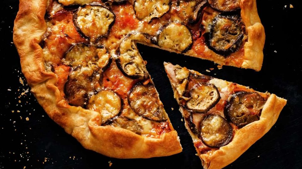 Pizza di pasta brisèe con la parmigiana di melanzane