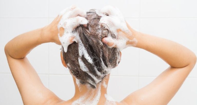 6 errori che fanno tutti quando si lavano i capelli