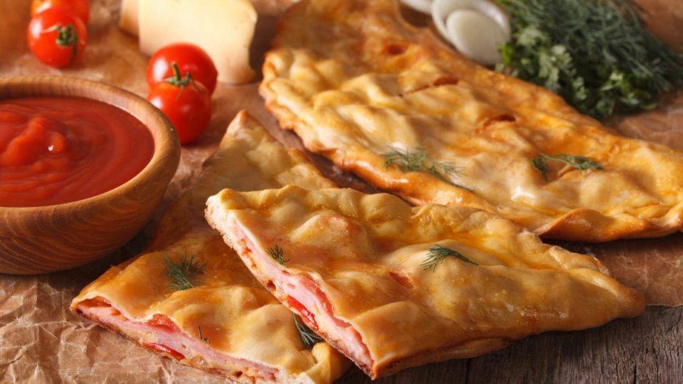 Pizza parigina con una farcitura filante, invitante e deliziosa