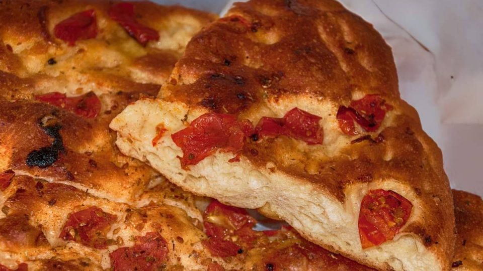 Focaccia con i pomodorini croccante da gustare in ogni momento
