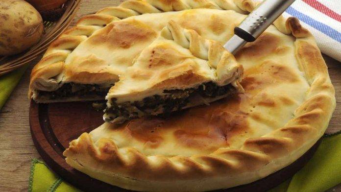 Insalata di pollo in crosta | Una focaccia dal gusto unico