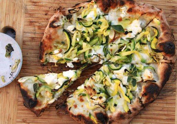 Pizza con alici e zucchine | La ricetta facile di Gabriele Bonci