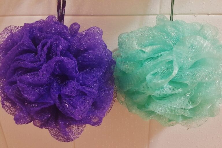 Come pulire le spugne da bagno: 3 rimedi per disinfettarle a fondo